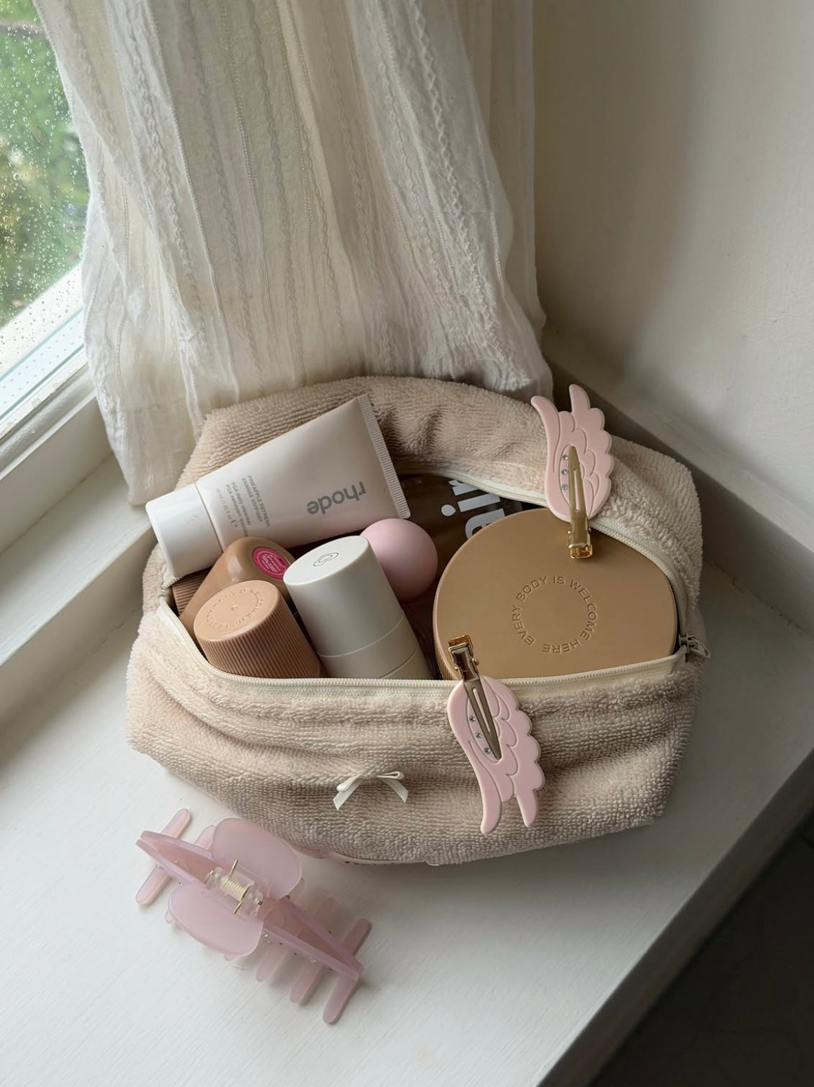 Beige teddy beauty case